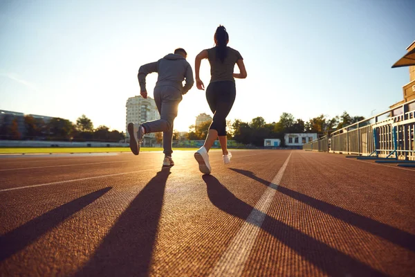 Paar, das morgens um die Gesundheit rennt. zurück — Stockfoto