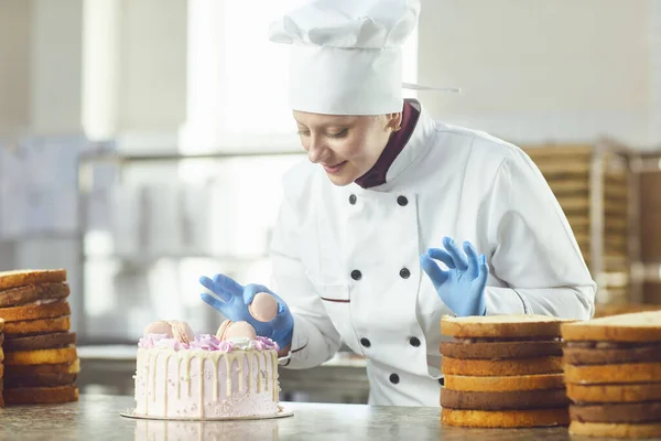 Pasticciere con torta pasticcera in mano al panificio . — Foto Stock