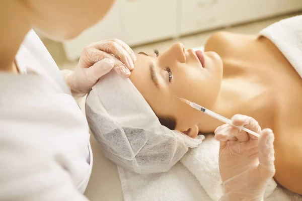 Cosmetology médico faz injeções de beleza no rosto de uma mulher . — Fotografia de Stock