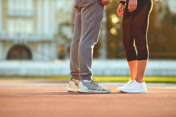 Nogi atletycznej pary przed treningiem rano o świcie — Zdjęcie stockowe