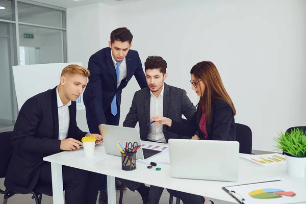 Grupo de jóvenes empresarios en la oficina . —  Fotos de Stock