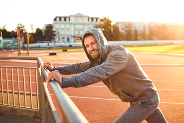 Joven con barba en ropa deportiva en el entrenamiento — Foto de Stock