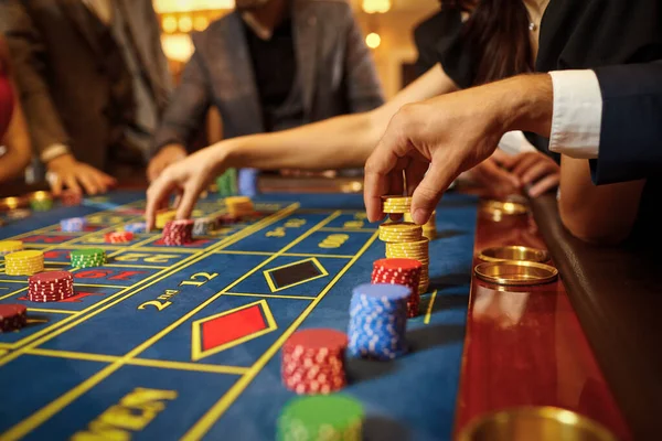 Um grupo de pessoas jogadores jogando roleta de poker de jogo em um cassino — Fotografia de Stock