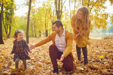 Aile sonbaharda parkta oynuyor..