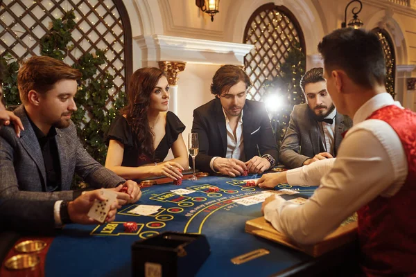 Un grupo de personas jugando a la ruleta de poker en un casino —  Fotos de Stock