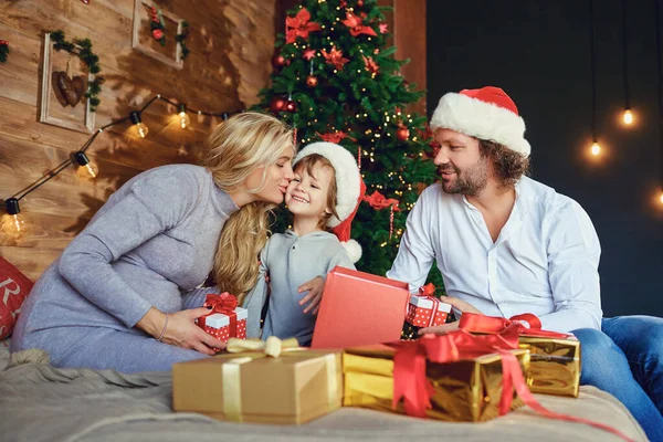 Anne ve baba Noel 'de bir çocuğa hediye verir. — Stok fotoğraf