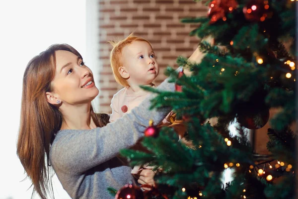 Anne bebeğe bir Noel ağacı gösterir.. — Stok fotoğraf