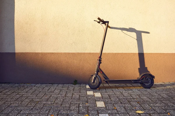 Electric scooter on a background of a wall — Stock Photo, Image