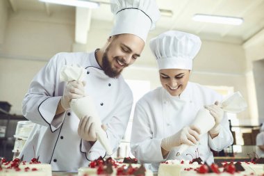 Krem için bir çanta ile Şekerlemeler pasta süsleyecek.