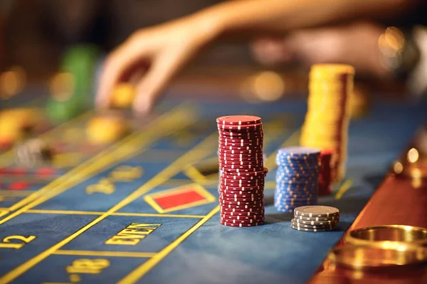 Fichas de primer plano sobre la mesa en el casino . —  Fotos de Stock