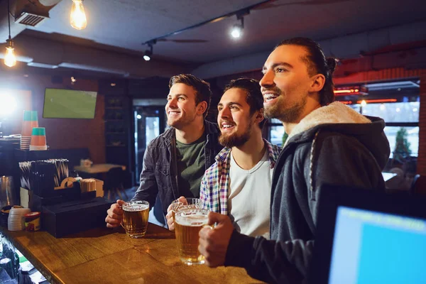 Arkadaşlar fanlar izlemek spor tv pub