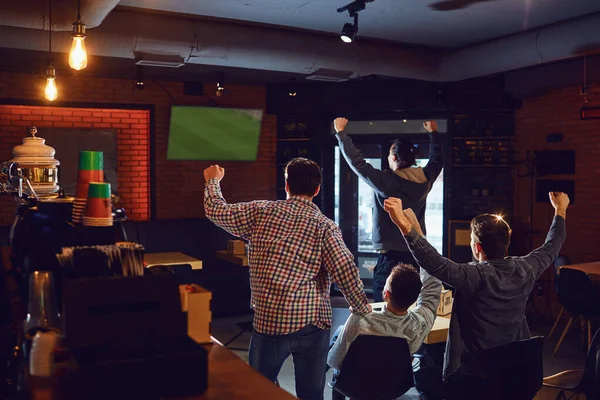 Glückliche Fans feuern ihre Mannschaft in der Sportsbar an. — Stockfoto