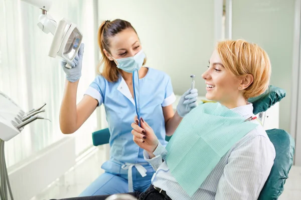 Dentist and patient with mirror — Stock Photo, Image