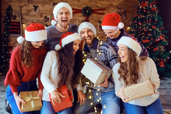 Amigos felizes com presentes celebrando o Natal — Fotografia de Stock
