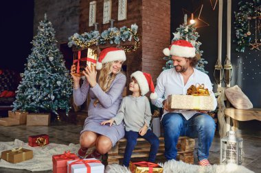 Noel 'de odada hediyeleri olan mutlu bir aile