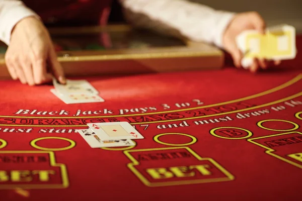 The croupier in the casino does a shuffle of cards — Stock Photo, Image