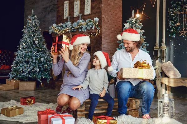 Gelukkige familie met geschenken in de kamer met Kerstmis — Stockfoto