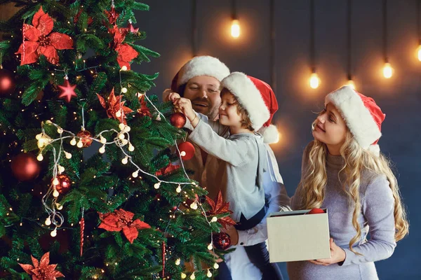 Familie versiert de kerstboom thuis in Kerstmis — Stockfoto