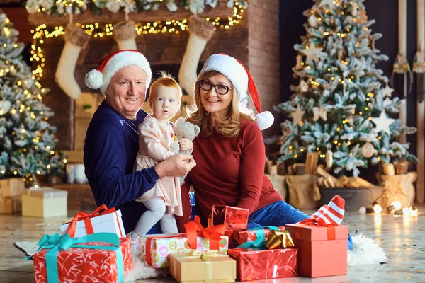 Grootouders en klein meisje in het huis met Kerstmis. — Stockfoto