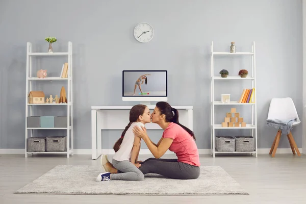 Curso de video en línea entrenamiento de fitness en casa para la familia . —  Fotos de Stock