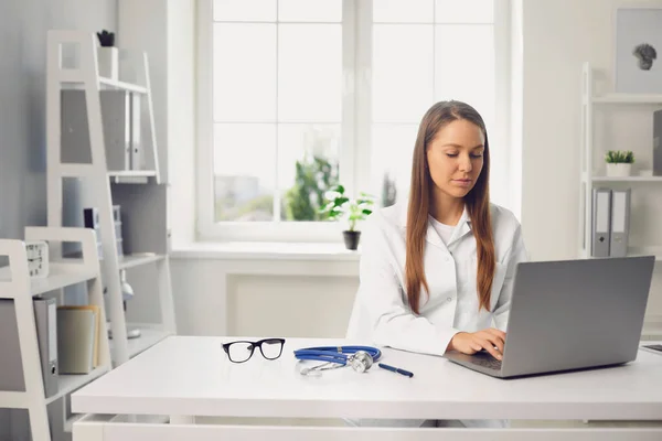 Profesionální lékař mluvit s pacientem přes internet z úřadu. Lékařský pracovník pomáhá klient on-line na webcam.Doctor on-line. — Stock fotografie