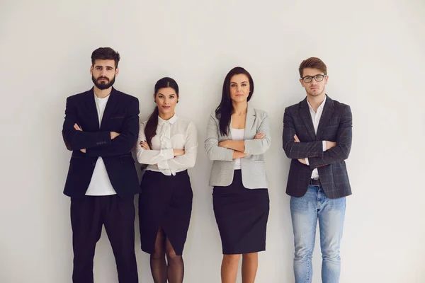 Desempleo. Prestaciones de desempleo. Personas de pie esperando el trabajo después de ser despedidos en segundo plano — Foto de Stock