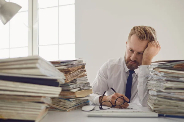 Exhausted tired worker at the workplace covered his face with his hands in the office — Stock Photo, Image