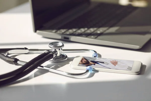 Médico en línea consulta médica. Llamada en línea a un médico para un paciente con síntomas de enfermedad en casa . — Foto de Stock