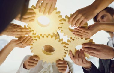 İş yerindeki masada dişli bir grup işadamı..