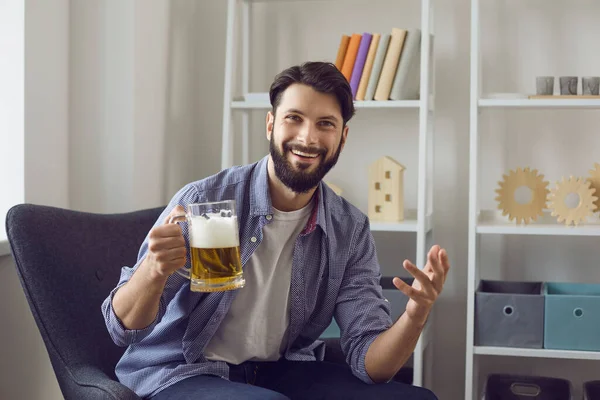 Biralı genç adam evinden arkadaşlarıyla internet üzerinden iletişim kuruyor. Adam video aracılığıyla arkadaşlarıyla parti yapıyor.