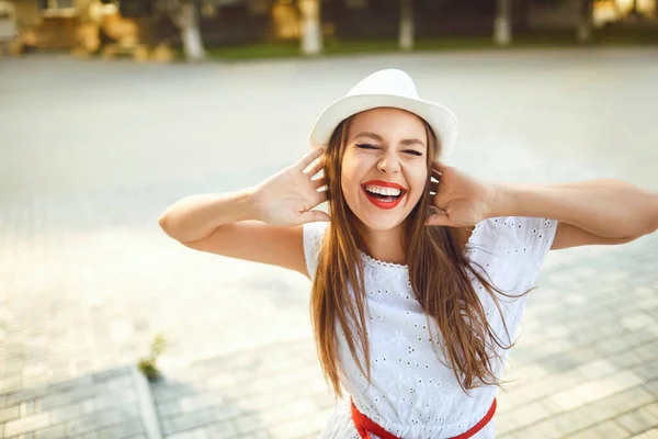 Una chica con una hermosa sonrisa puesta de sol en una calle de la ciudad . —  Fotos de Stock