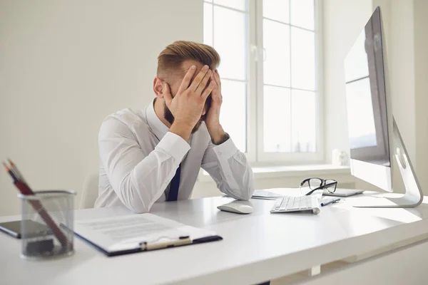 Mycket arbete på kontoret. Trött upptagen affärsman arbetar med dator. — Stockfoto