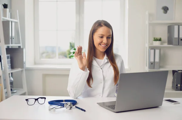 Female doctor conducting telemedicine consultation via laptop. Virtual clinic. — Stock Photo, Image