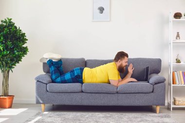 İnternetten alışveriş yapan komik şişman adam evde video seyrediyor..