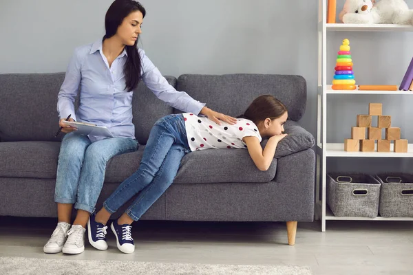 Психологія дитячого психолога. Жінка психолог з буфером допомагає дитині з проблемою в кімнаті . — стокове фото