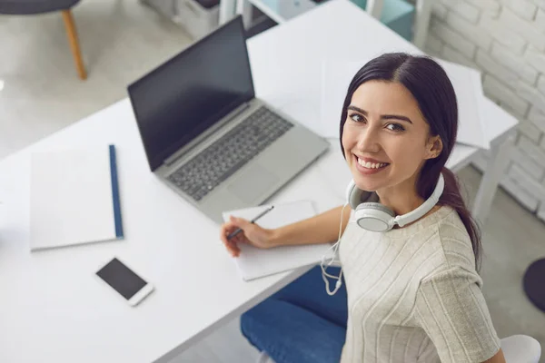 Por encima de la vista de la muchacha joven usando el ordenador portátil en la oficina del hogar, lugar vacío para el diseño en la pantalla de la PC. Negocios en línea —  Fotos de Stock