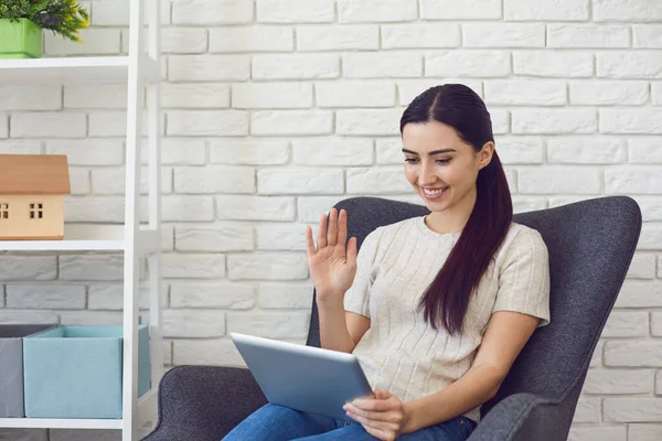 Junge lächelnde hispanische Frau mit Tablet-Gruß Freund in Videoanruf, soziale Verbindung — Stockfoto