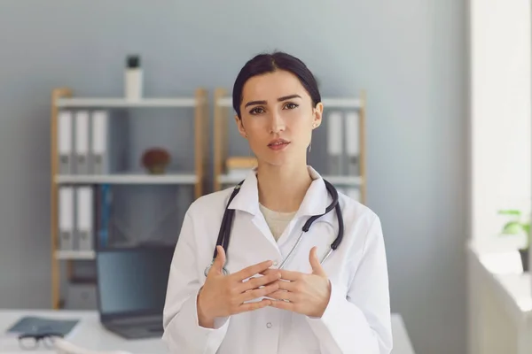 Kobieta-lekarz wykonująca wideo połączenie do swojego pacjenta z kliniki. — Zdjęcie stockowe