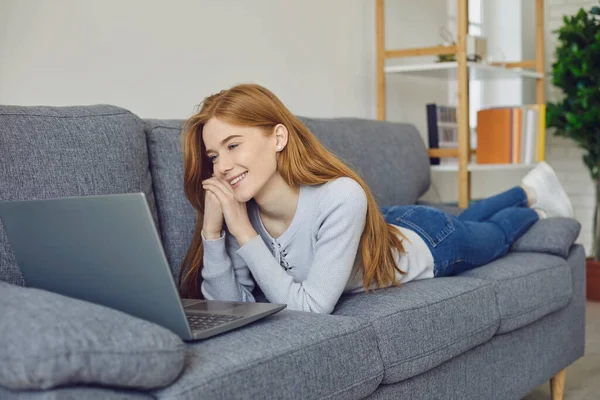 Zufriedene Frau schaut Film auf Laptop — Stockfoto