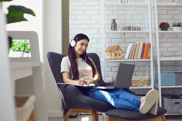 Young woman student attend online class, webinar or internet lecture from home using laptop computer — Stock Photo, Image