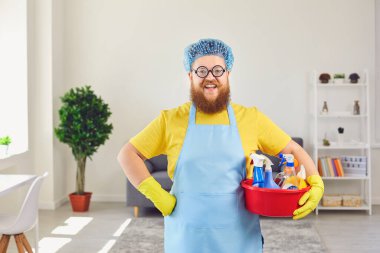 Komik temizlikçi bir apartman dairesini yıkıyor. Temizlik Ofisi Ev Apartmanı.