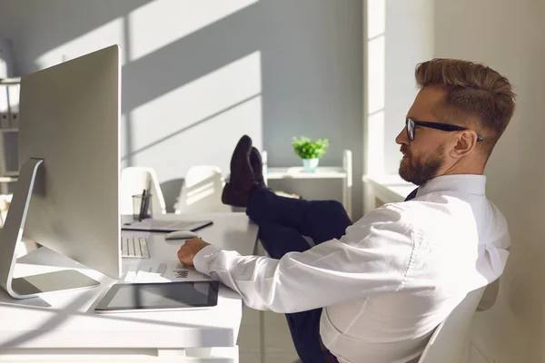 Homme d'affaires au repos détend la méditation des rêves sur le lieu de travail à la table avec un ordinateur dans le bureau — Photo