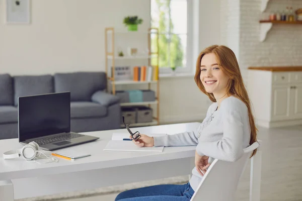 Cheerful female freelancer working from home office — Stock Photo, Image