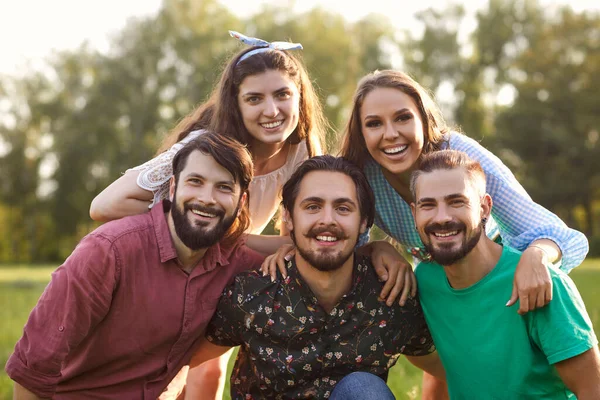 Porträt junger Freunde, die sich auf dem Land gut amüsieren. Gruppe glücklicher Menschen, die ihr Wochenende in der Natur verbringen — Stockfoto