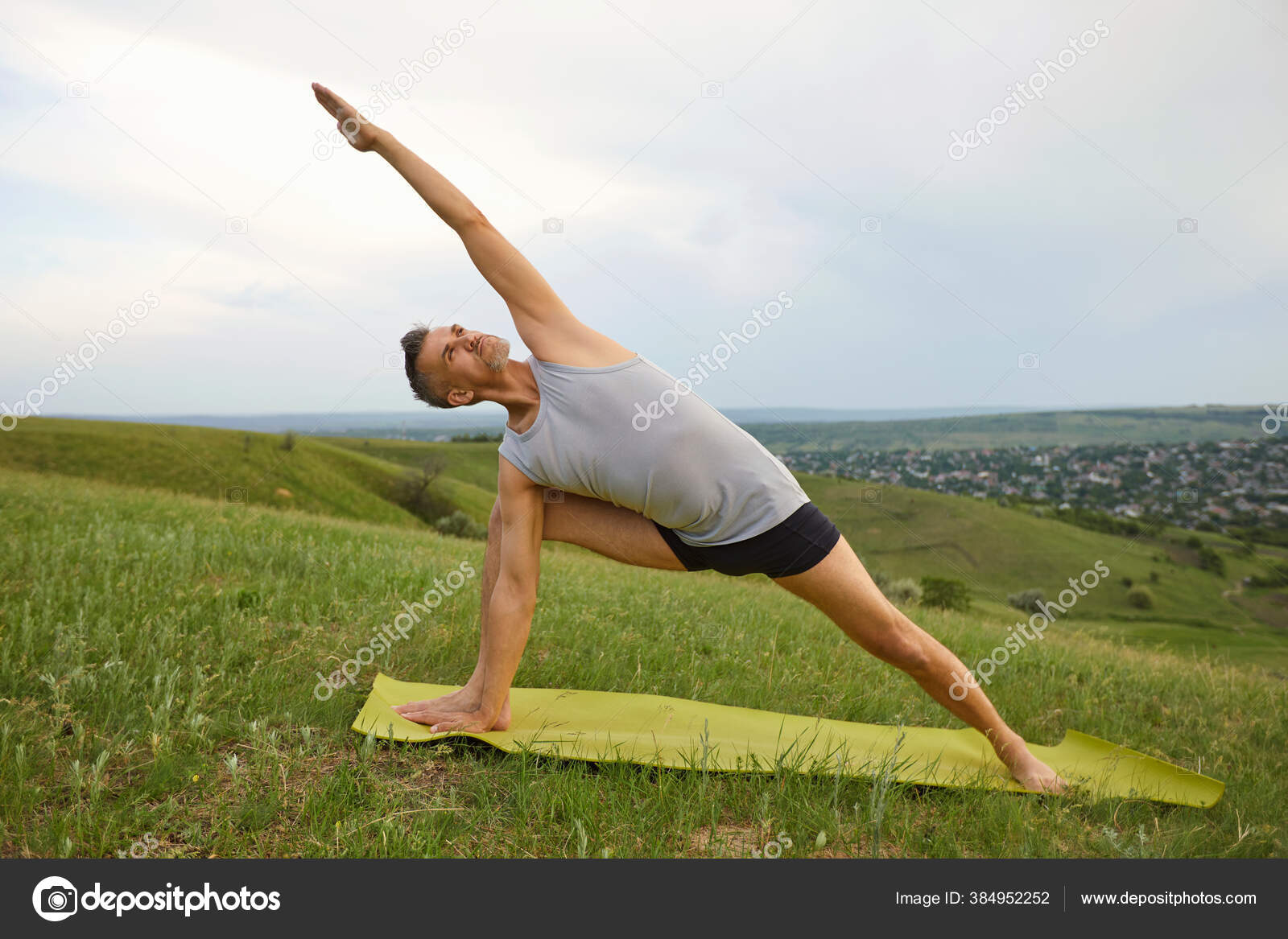 Vue Élevée Des Mains Masculines En Tenue De Sport Faisant Du Yoga