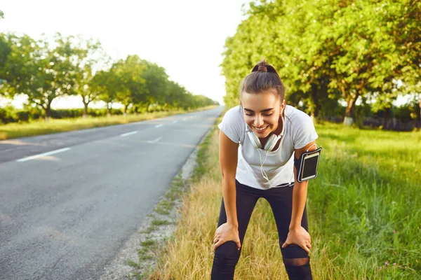 Ragazza corridore riposo prima di fare jogging sulla strada — Foto Stock