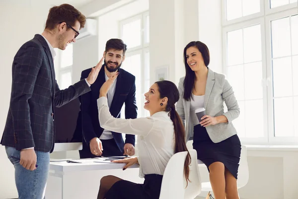 Glada affärsmän ger nya idéer till ett nytt uppstartsprojekt vid ett möte på kontoret. — Stockfoto