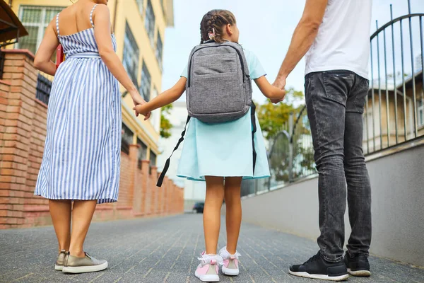 Famille et écolière avec un chemin de sac à dos à l'école — Photo