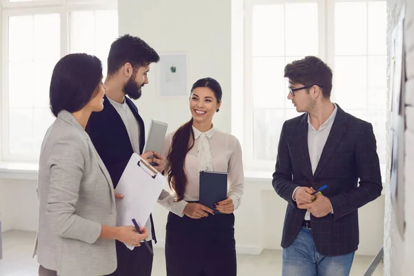 Jóvenes empresarios dan nuevas ideas para un nuevo proyecto de startup en una reunión en la oficina . —  Fotos de Stock