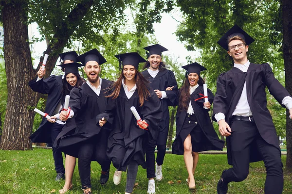 Skupina absolventů se usmívá — Stock fotografie